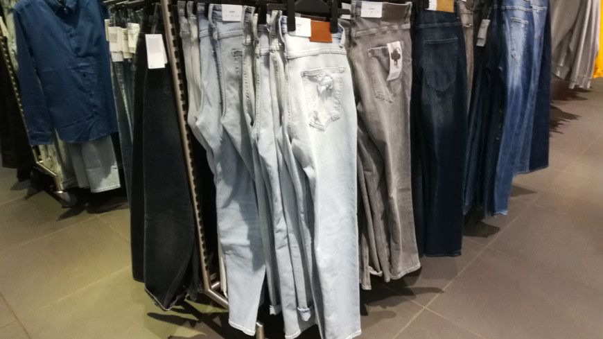 Блогер показала легкий способ подогнать джинсы под фигуру с помощью душа