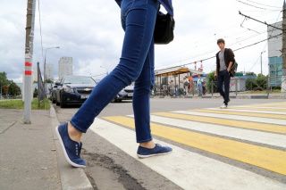 Блогер показала легкий способ подогнать джинсы под фигуру с помощью душа