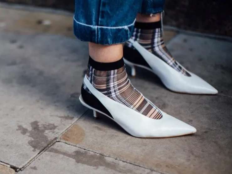 Каблуки кitten heel: как стилизовать, чтобы не скатиться в ретро