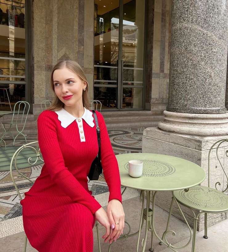 Униформа и красное платье: трендовые образы для свидания весной 2024