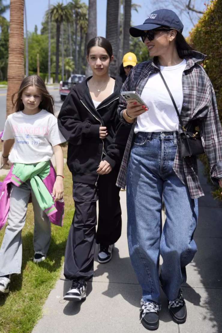 Самойлова в «голом», Бородина в кэжуал: майские образы отечественных звезд Самойлова в «голом», Бородина в кэжуал: майские образы отечественных звезд