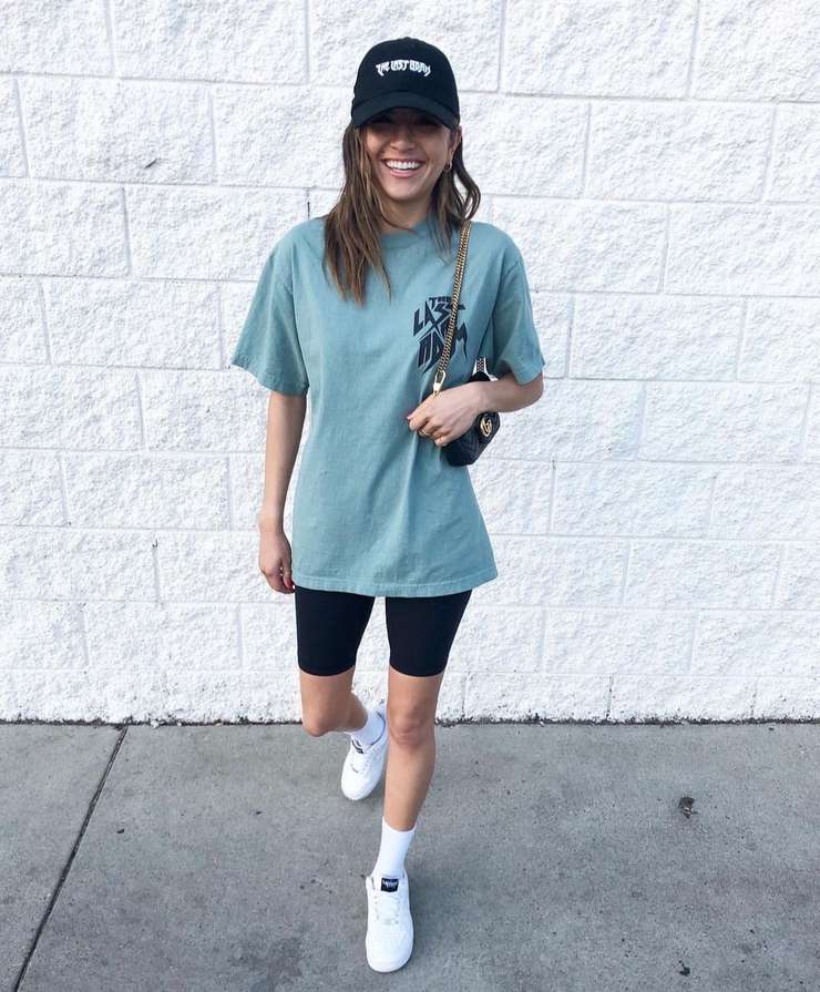 Трендовые футболки, которые нужны вам летом 2024 Трендовые футболки, которые нужны вам летом 2024