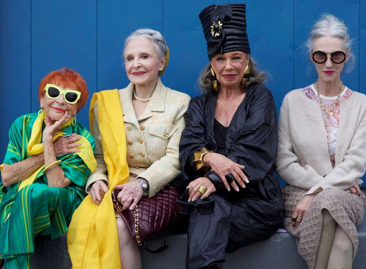 Мода и тренды: подходят ли декольте и голый живот для возраста 45+ и почему балахон тоже плохо