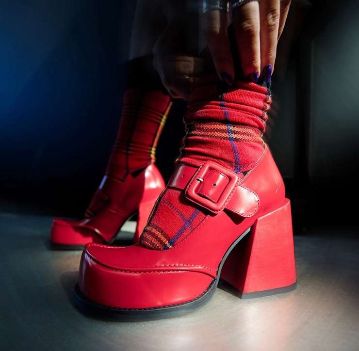 Обувь с носками: как их подружить, чтобы выглядеть стильно Обувь с носками: как их подружить, чтобы выглядеть стильно