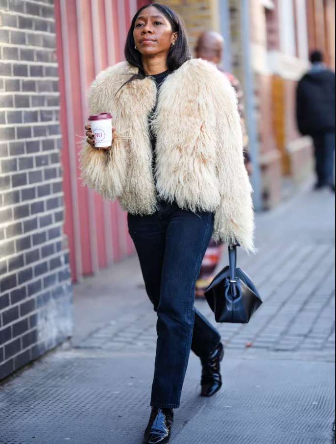 Черный деним: как правильно стилизовать и с чем носить, тренды лето-осень Черный деним: как правильно стилизовать и с чем носить, тренды лето-осень