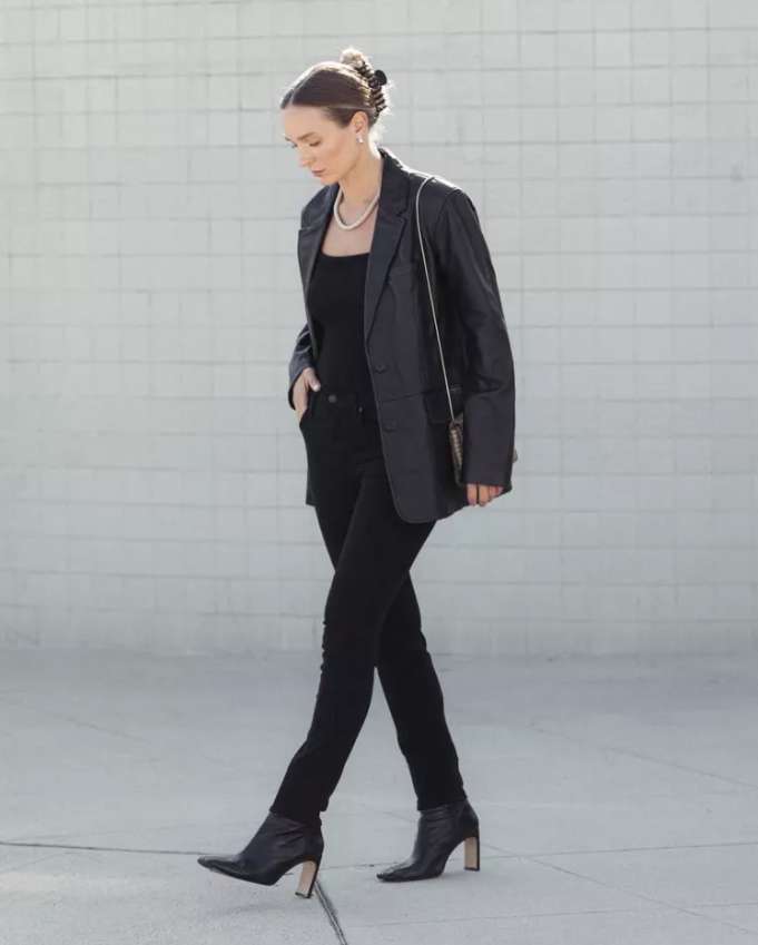 Черный деним: как правильно стилизовать и с чем носить, тренды лето-осень Черный деним: как правильно стилизовать и с чем носить, тренды лето-осень