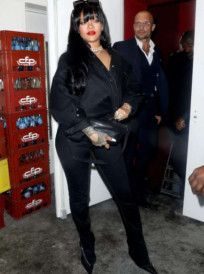 Черный деним: как правильно стилизовать и с чем носить, тренды лето-осень Черный деним: как правильно стилизовать и с чем носить, тренды лето-осень