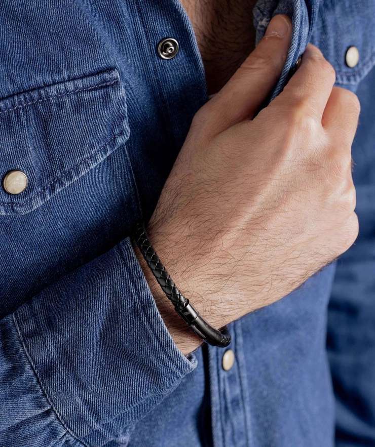 Мачо-футболка и «огурцы»: главные антитренды в мужском стиле лета 2024 Мачо-футболка и «огурцы»: главные антитренды в мужском стиле лета 2024