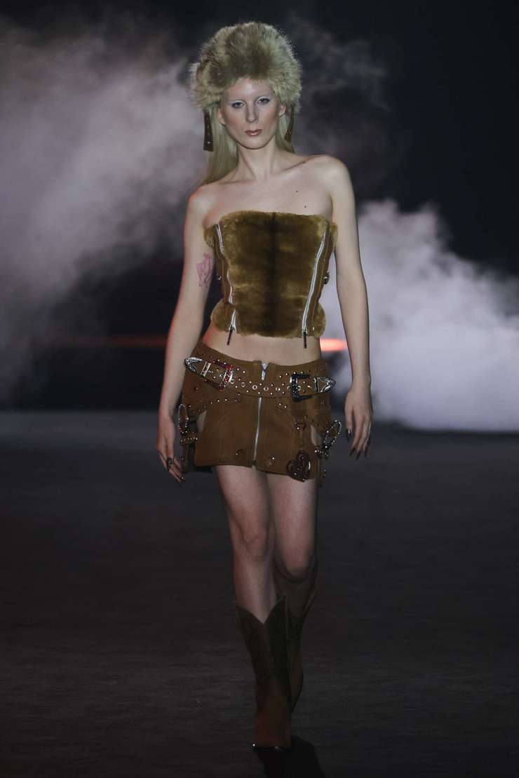 Дело в шляпе: трендовые головные уборы осени−2025