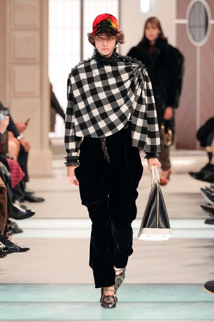 Дело в шляпе: трендовые головные уборы осени−2025