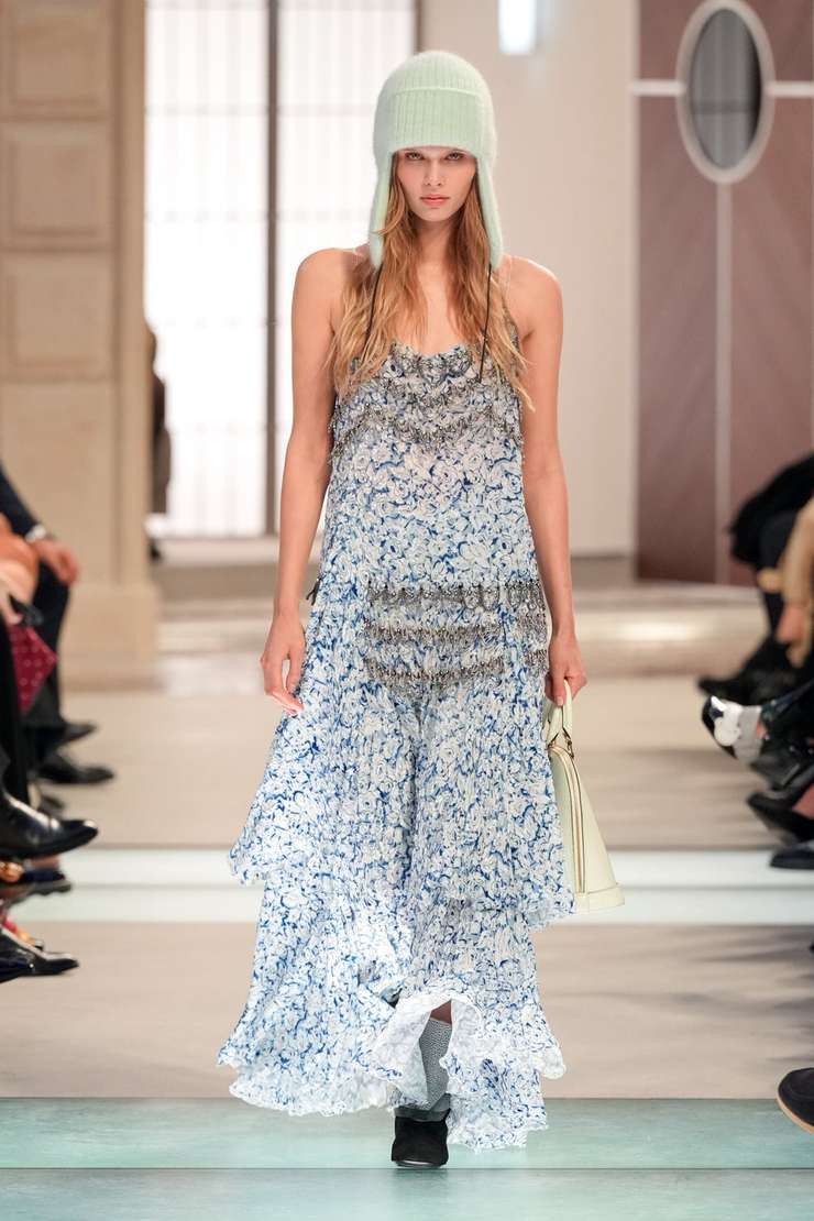 Дело в шляпе: трендовые головные уборы осени−2025