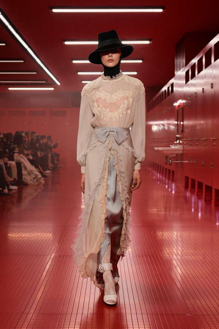 Дело в шляпе: трендовые головные уборы осени−2025