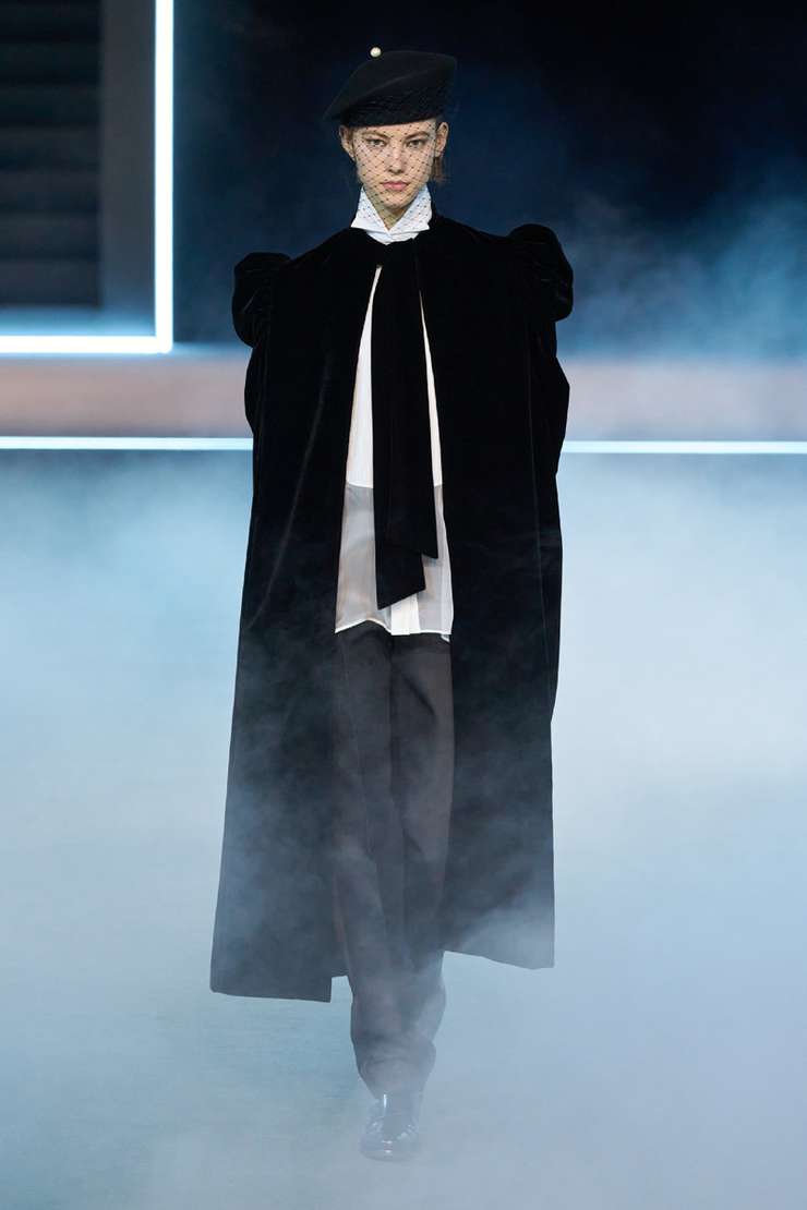 Дело в шляпе: трендовые головные уборы осени−2025