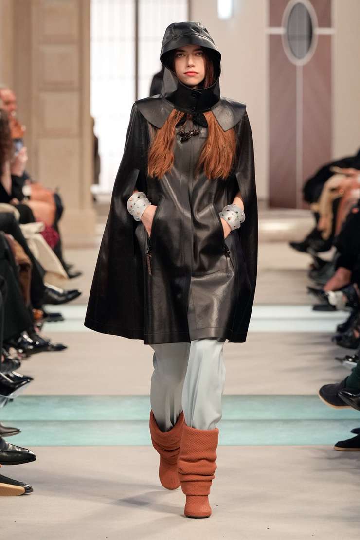 Дело в шляпе: трендовые головные уборы осени−2025