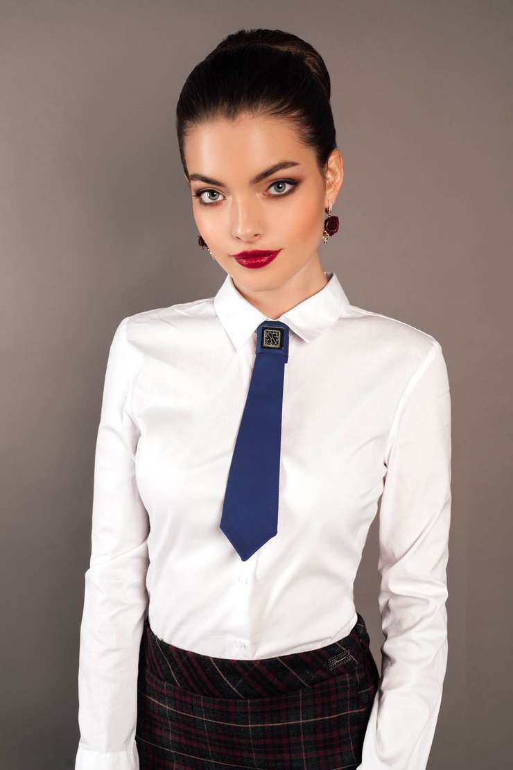 Галстук, бабочка, шейный платок: что в тренде этой осенью в женском гардеробе