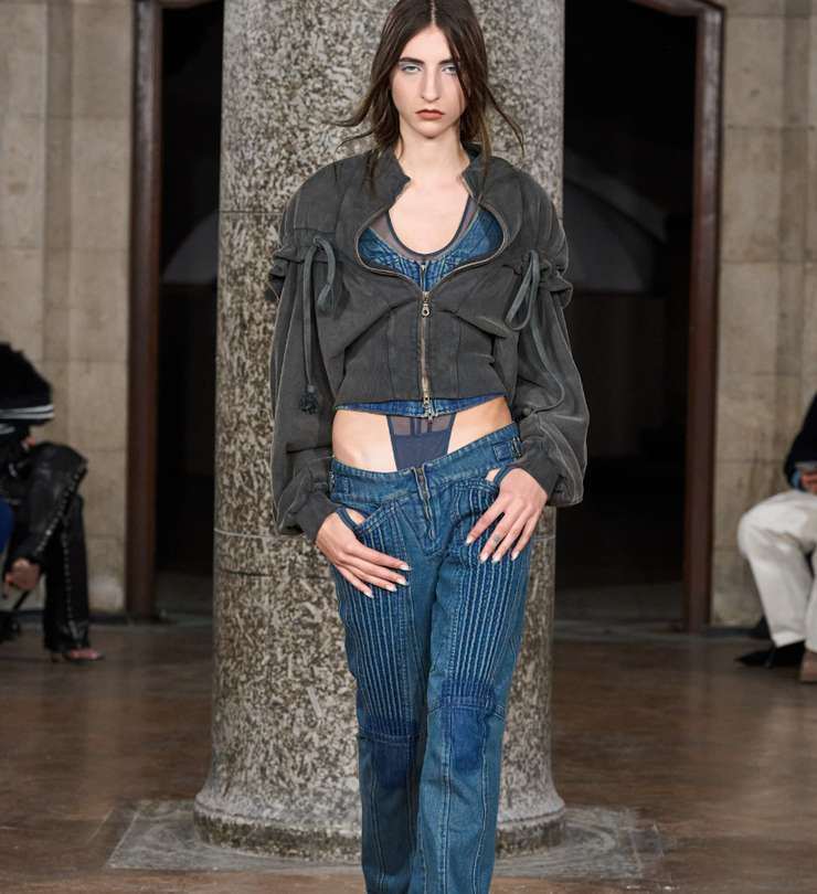 Главный герой осени — джинсы: как носить модные модели в этом сезоне