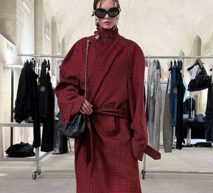 Красный макинтош, бомбер и другие интересные идеи верхней одежды на осень