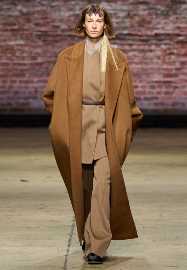 Четкая линия: 5 модных силуэтов пальто этой осени, какие брать и с чем носить