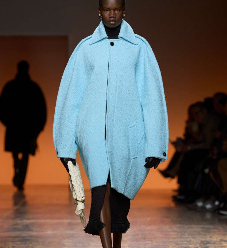 Четкая линия: 5 модных силуэтов пальто этой осени, какие брать и с чем носить