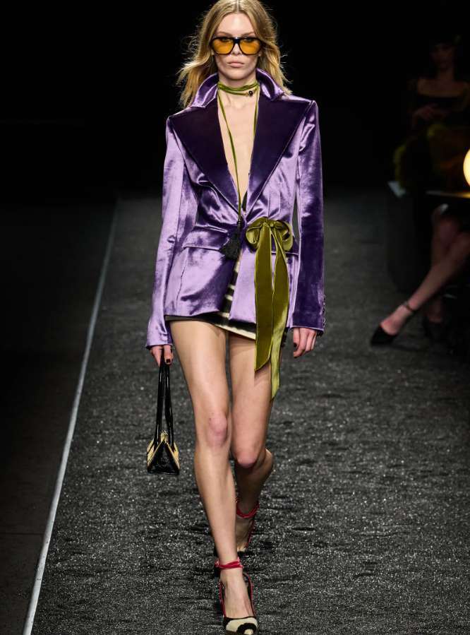 Королевский фиолетовый — главный цвет осени: стилист рассказала, как его носить