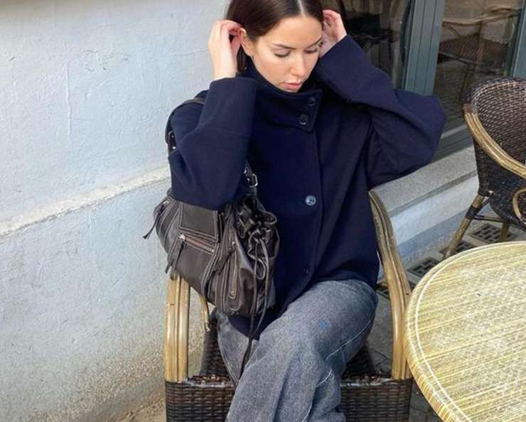 Короткое пальто с воротником-стойкой: как стилизовать осенью и с чем носить