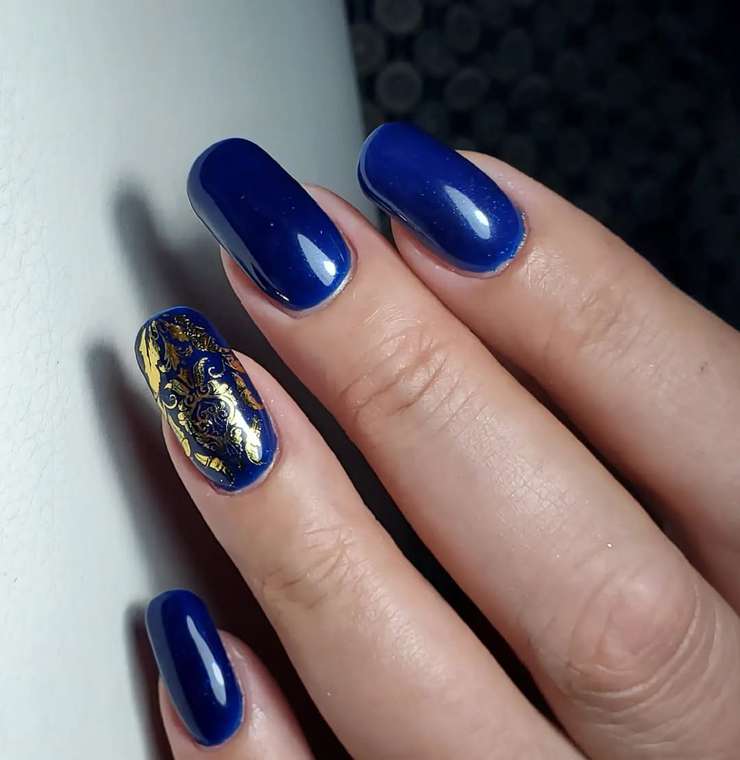 Ностальгия и стиль: топ−5 идей винтажного маникюра на осень