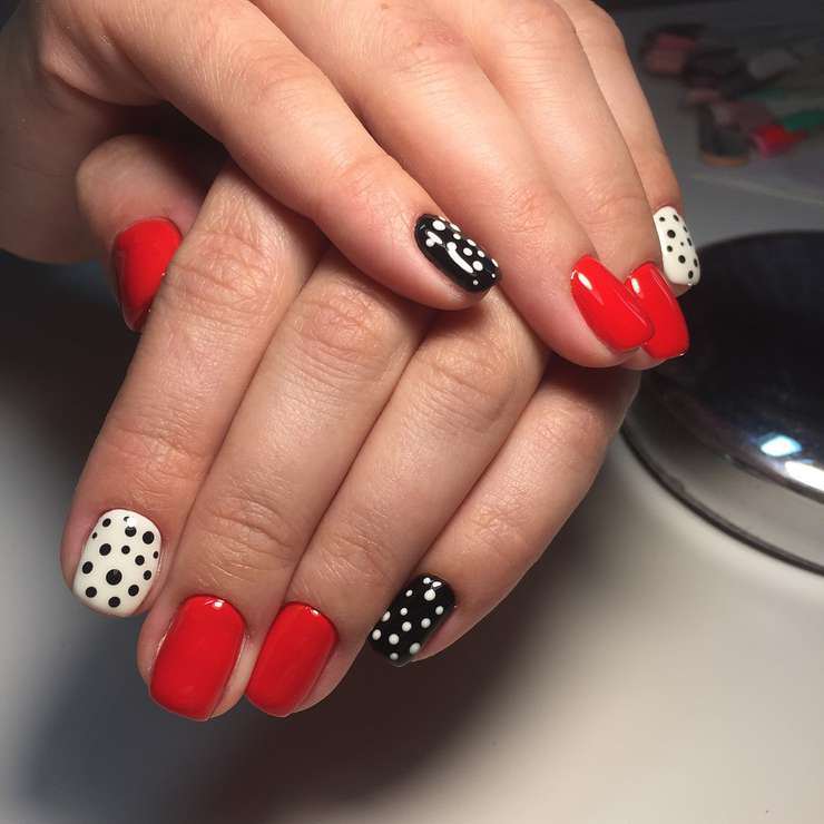 Ностальгия и стиль: топ−5 идей винтажного маникюра на осень