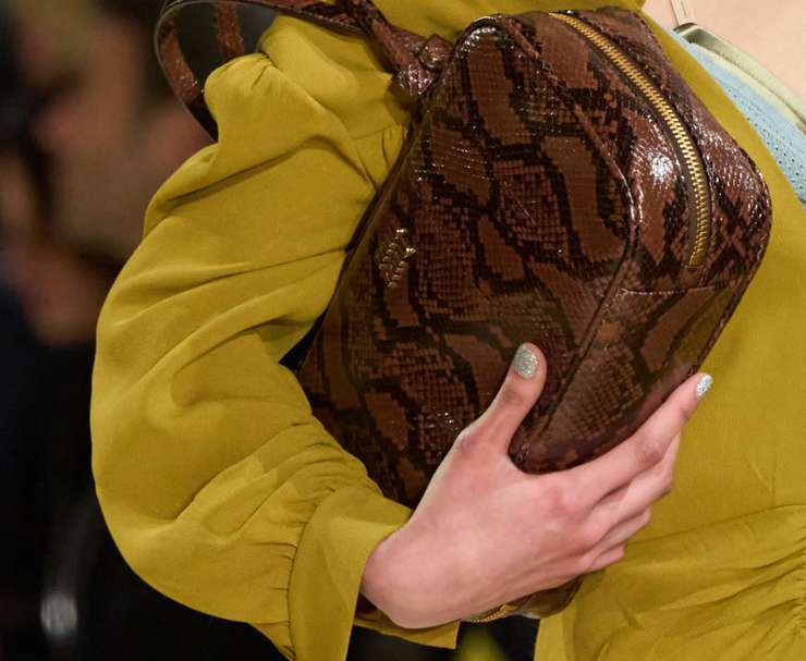 Стильная альтернатива леопарду: как носить змеиный принт осенью
