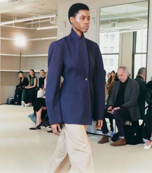 В офис как на подиум: нескучные тренды для работы и не только