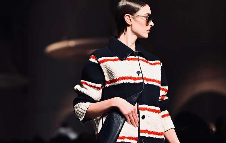 Клетка, полоска, зебра: принты осени−2025, которые носят все модные девушки мира