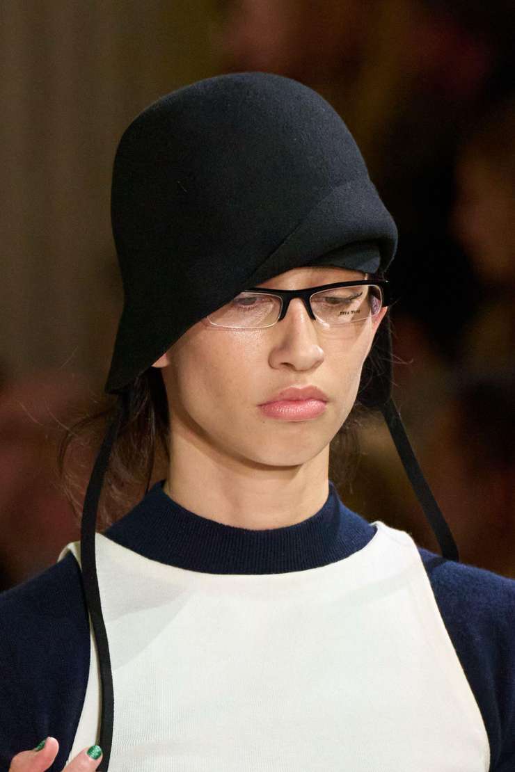 Модные шапки, береты и кепки — что носить осенью 2025