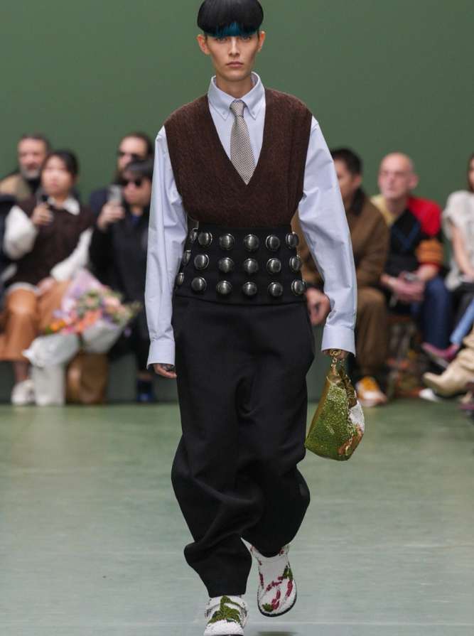 Как носить мужской галстук модной девушке этой зимой: 5 стильных решений Как носить мужской галстук модной девушке этой зимой: 5 стильных решений