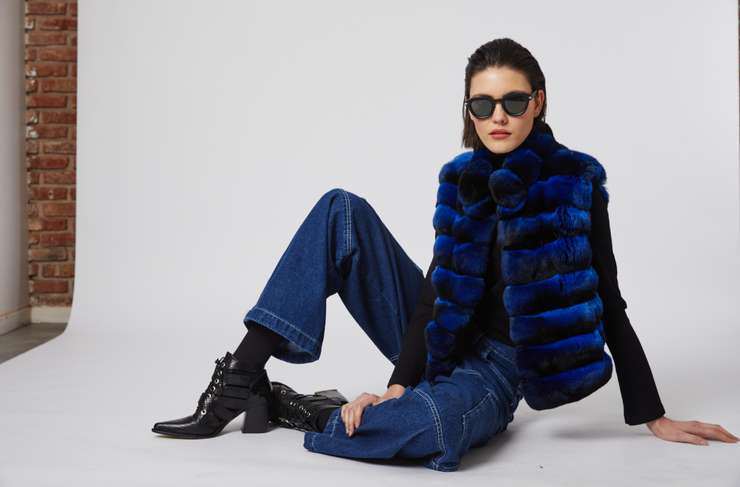 Меховые жилетки опять в тренде: какие выбрать и как носить осенью и зимой